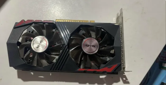 Placa de vídeo NVIDIA GeForce GTX 1050ti com pequeno defeito