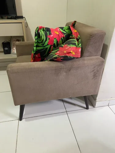 Poltrona Decorativa Marrom com Pés de Madeira + Almofadas