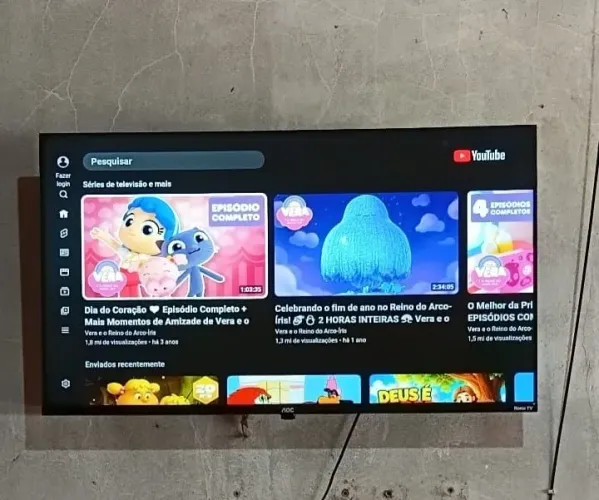 Vendo essa TV ela é smart está nova