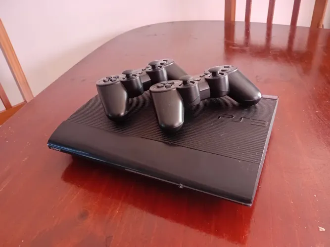 PS3 SUPER SLIM DESBLOQUEADO + 2 CONTROLES E 8 JOGOS FÍSICOS 