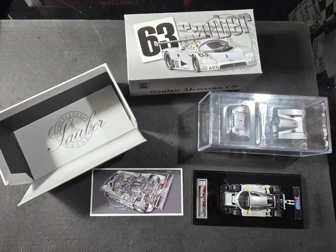 Miniatura 1:64 Sauber Mercedes C9 #63 campeã de Le mans 1989 ultra rara abre motor e frent