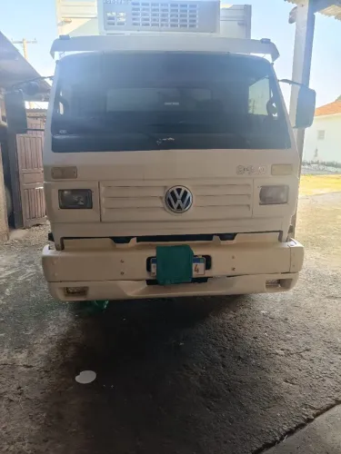 VW 8-140 baú refrigerado