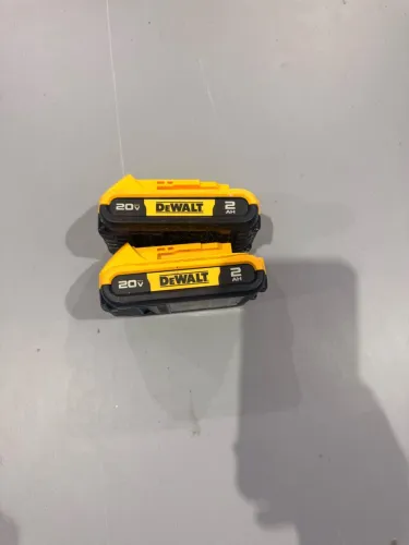 Duas baterias Dewalt 20v 2 amperes