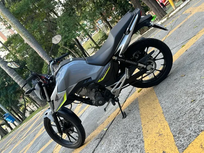Titan 2026 cinza Nardo, km baixo média monta moto impecável