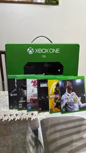 X-BOX ONE c/jogos e 1 controle na caixa