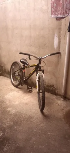 Bicicleta aro 24 de manobras ou passeio.
