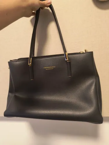Bolsa preta de ombro