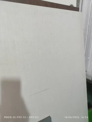 Placa de MDF formicida na cor bege serve para mesa
