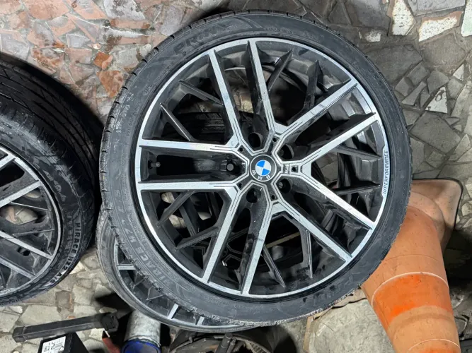 Vendo roda aro 19 bmw! 2 talas! Acompanha 3 pneus bons!