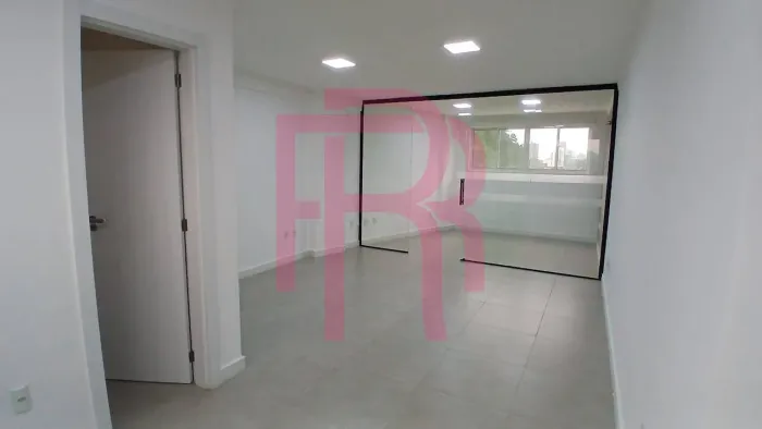 Sala para locação em Centro Comercial na Avenida do Estado em BC.