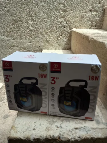 Caixa de som Bluetooth portátil turbinada e reforçada.