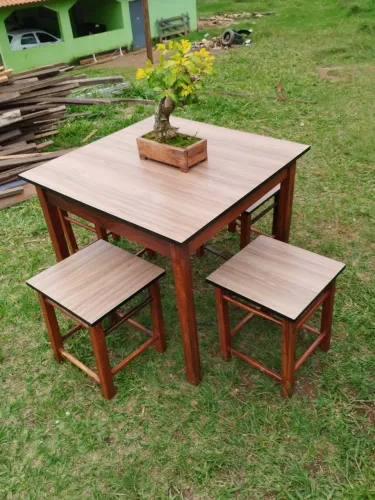 Jogo de mesa com tamborete,peis de madeira com tampo de MDF