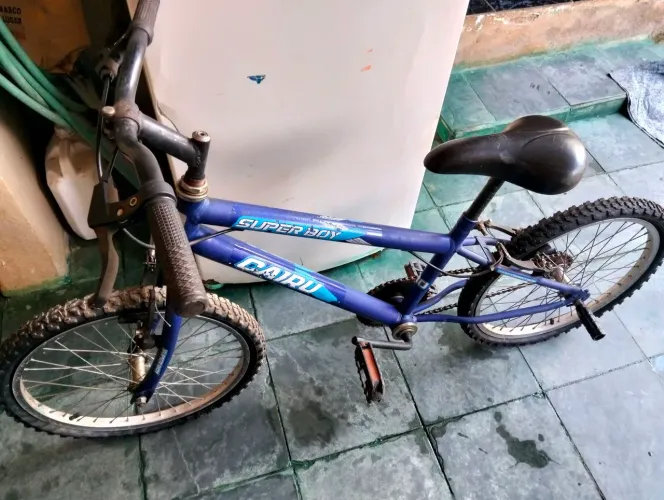 Vendo Bicicleta infantil até 12 anos, valor 250,00 não entrego pra retirada. 69- *