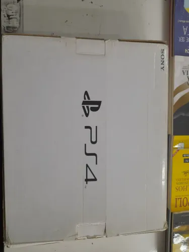 Playstation 4 branco com dois controles e os cabos 500 GB