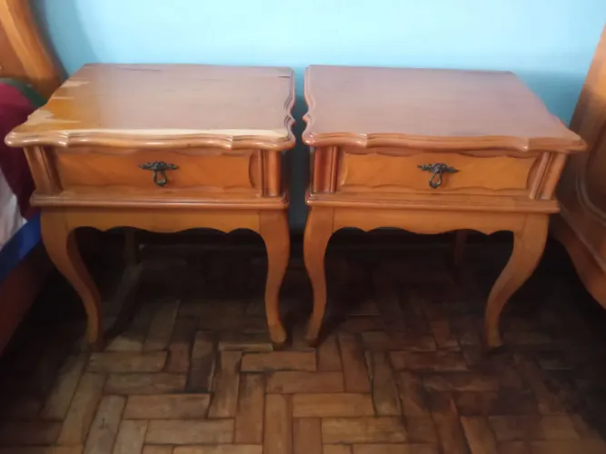 Duas mesinhas de cabeceira, madeira maciça anos 50