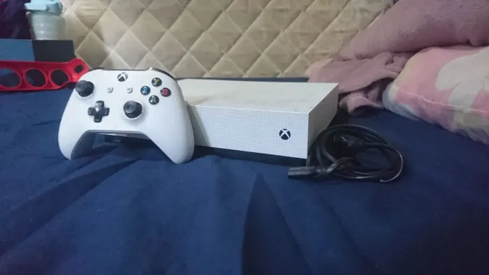 Xbox One S 700GB + 101 Jogos (Ler descrição)