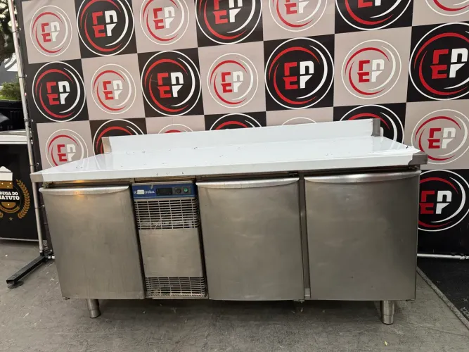 VENDO UM BALCÃO REFRIGERADO 3 PORTAS AÇO INOX ELECTROLUX