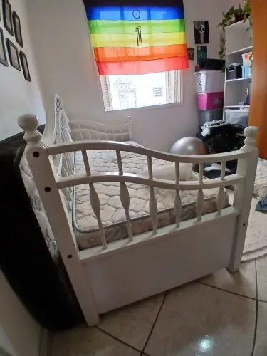 Cama de madeira laqueada branca