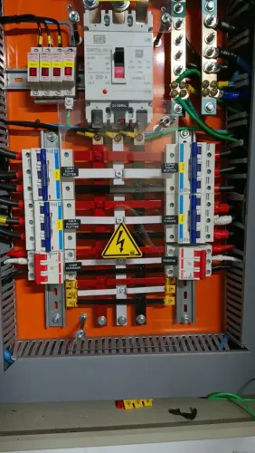Eletricista e ajudante 