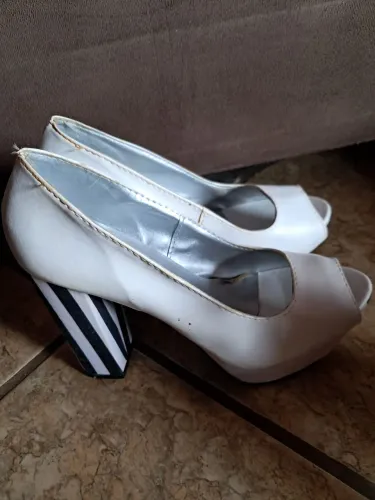 Sapato branco e preto
