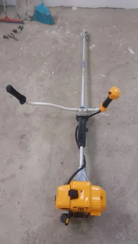 Roçadeira Sbc233d Com Motor A Combustão