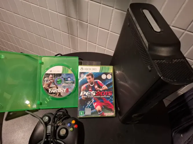 Xbox 360 fat elite com controle e dois jogos farcry 5 e pes 2015