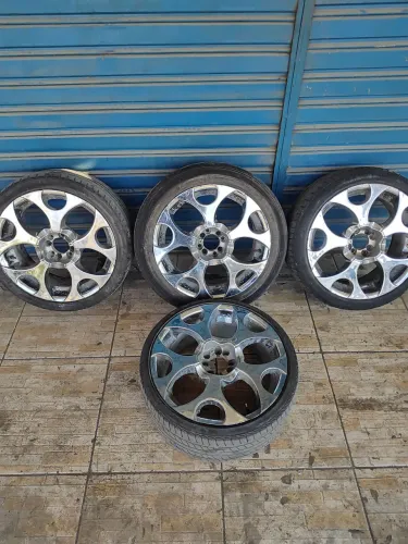 Vendo aro 18 com pneus 