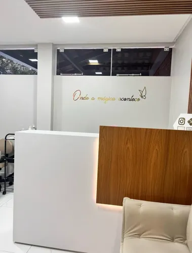 Balcão planejado sob medida, lindo e conservado. Ideal para recepção
