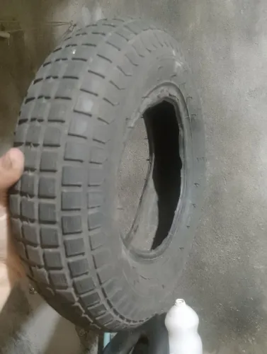 Pneu carrinho de lanche / de mão 25,00 leia