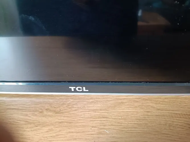Televisão TCL 49 Pol, com defeito 