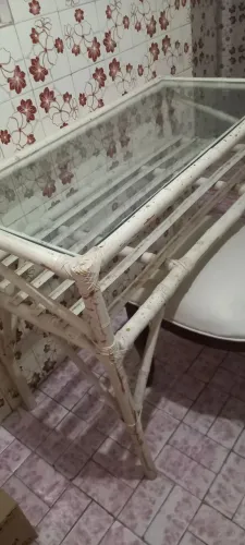 Mesa de cozinha em bambu com tampo de vidro.