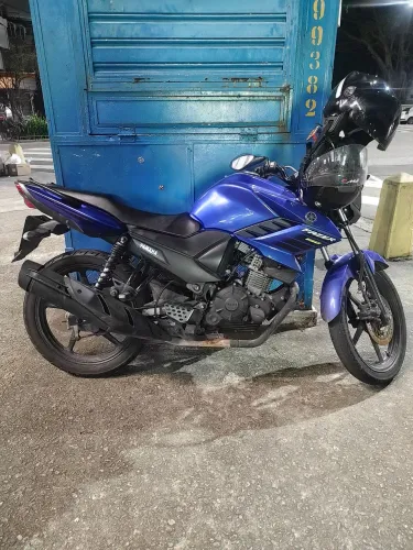 Vende-se uma linda moto azul, nada para fazer. Único dono.