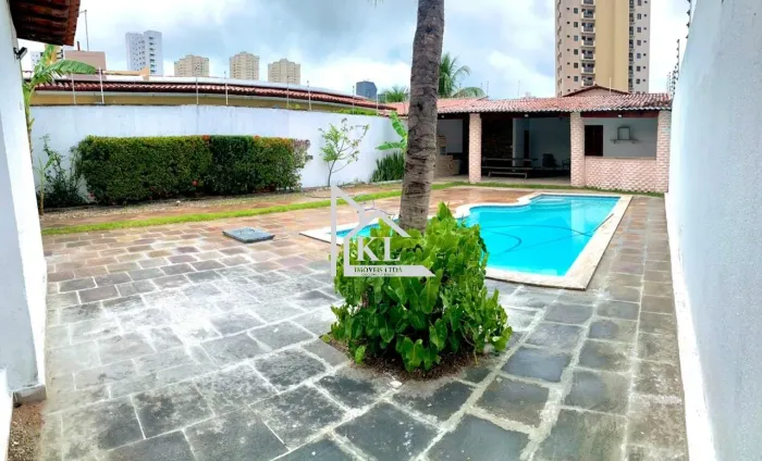 Vendo linda casa com piscina, 4 suítes, lado sombra em Capim Macio