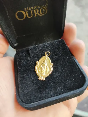 Pingente Santa em Ouro 18k (DISPENSO CURIOSOS)