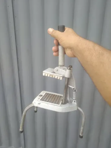 Cortador de batata ou legumes, manual.