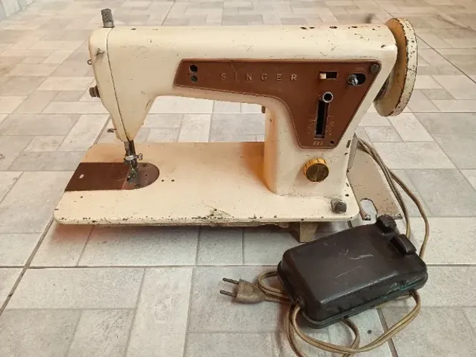 Máquinas de Costura: 1 Singer costura reta, 1 Galoneira e 2 Overloques - R$.200,00 cada