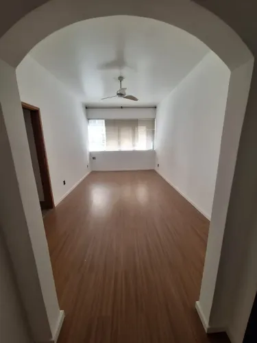 Ótimo apartamento para locação na Rua Cinco de Julho com 80m² em Copacabana