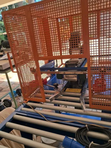 Seladora de caixas industrial semiautomática NOVA - Fechadora de caixa com fitas.