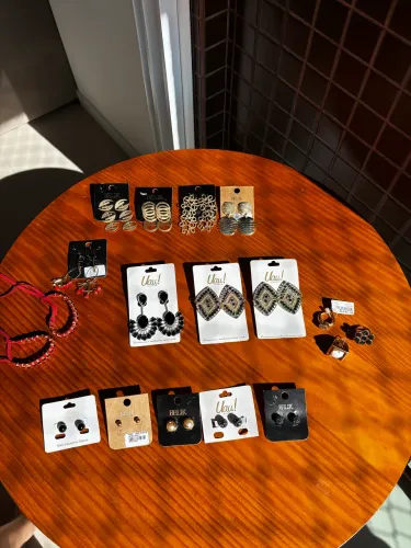 ANEIS, BRINCOS E PULSEIRAS