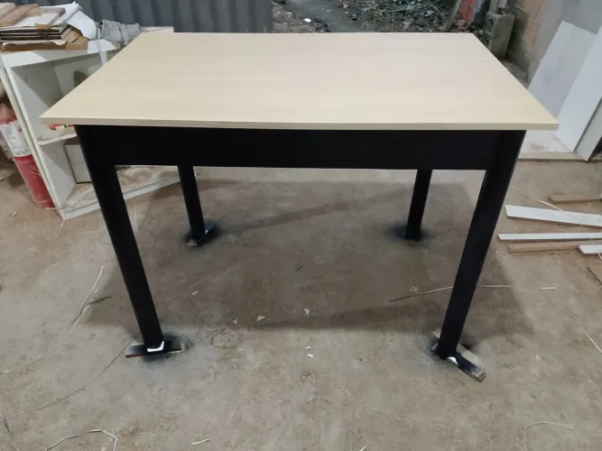 Mesa tampo em MDf com pé de madeira