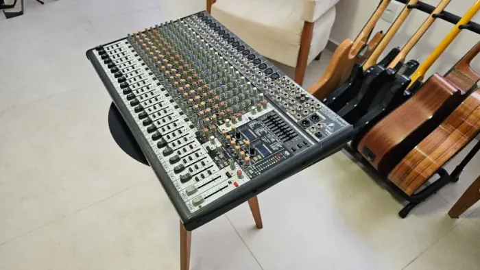 Mesa de Som Behringer EuroDesk SX2442FX 24 Canais Analógica
