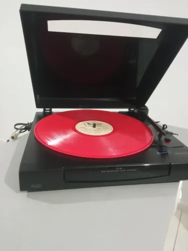 Vendo picape toca disco gradiente Avant com agulha e fonte de energia funcionando normal.