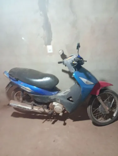 Vende se essa biz pra vender logo 2.300 reais ela começou a fumaça por isso esse valor