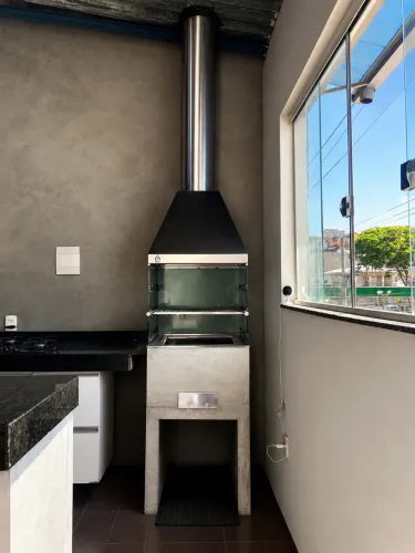 Churrasqueira com coifa em inox e laterais em vidro - Excelente estado