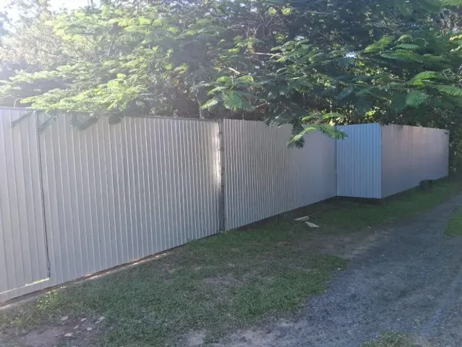 Chapas Galvanizadas aproximadamente 10m com 2,20 para Galpão, Muro, Tapume e Telhado
