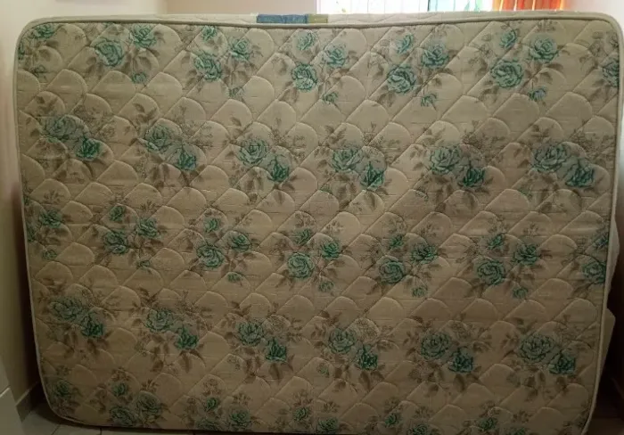 Vendo Colchão para cama Casal de 140 de largura de casal bem conservado limpo Bal Cambori