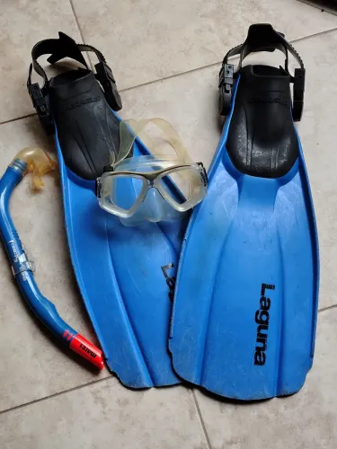 Equipamentos mergulho (nadadeiras, máscara e snorkel) e 
