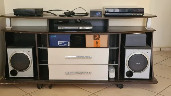 Rack de madeira para eletrônicos 