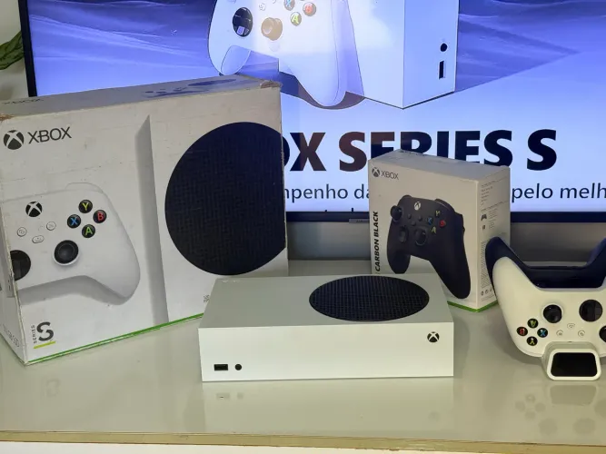 XBOX SÉRIES S - 2 CONTROLES - BASE DE CARREGAMENTO - NA CAIXA COM NOTA FISCAL 