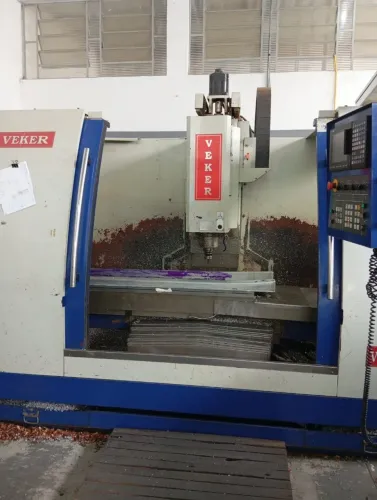Centro de Usinagem CNC VEKER